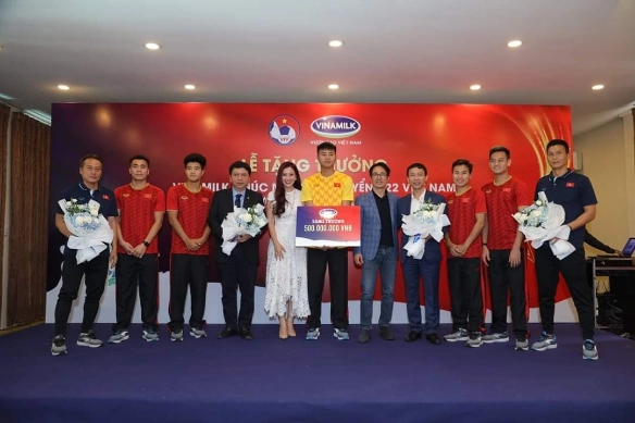 Ảnh sản phẩm Sự kiện Vinamilk trao thưởng đội tuyển bóng đá 1